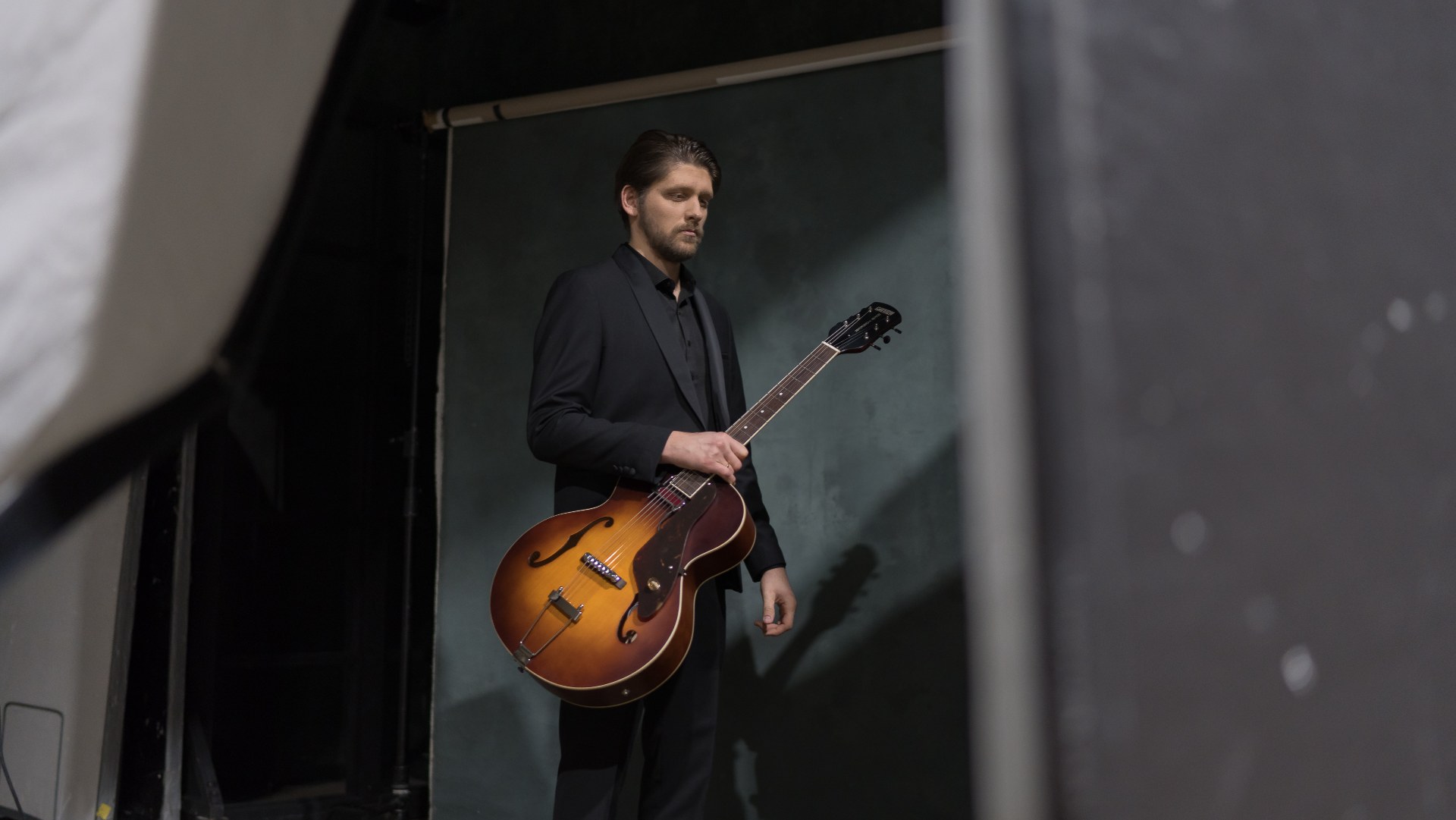 Between Silence and Light virselio nuotrauka